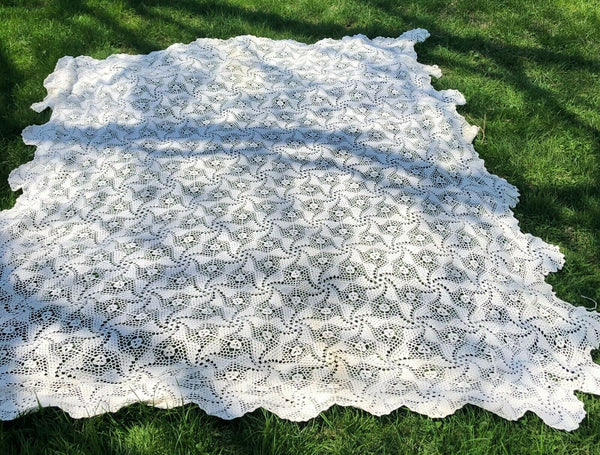 Vintage Hand Crocheted Lace Bedspread Twin 88" x 100" Scalloped Edges White