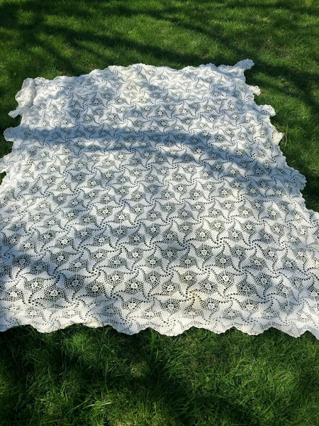 Vintage Hand Crocheted Lace Bedspread Twin 88" x 100" Scalloped Edges White