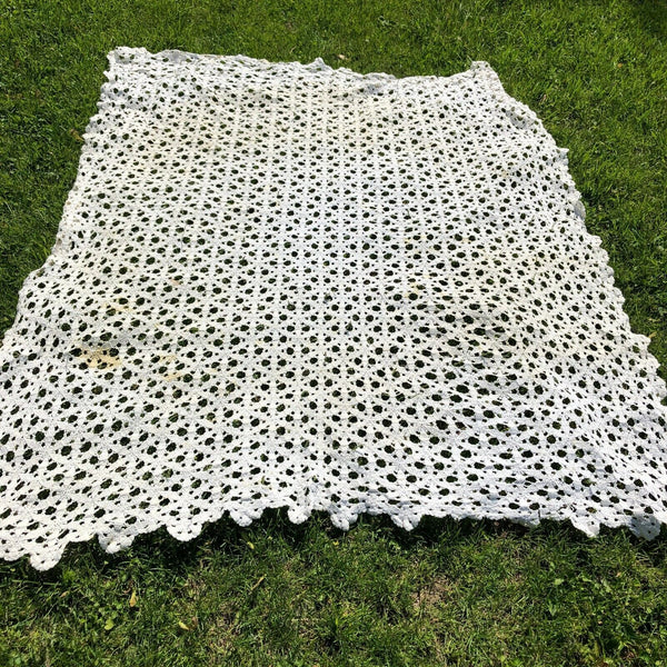 Vintage White Thread Crocheted Tablecloth / Bedspread Star Pattern 70" x 86"