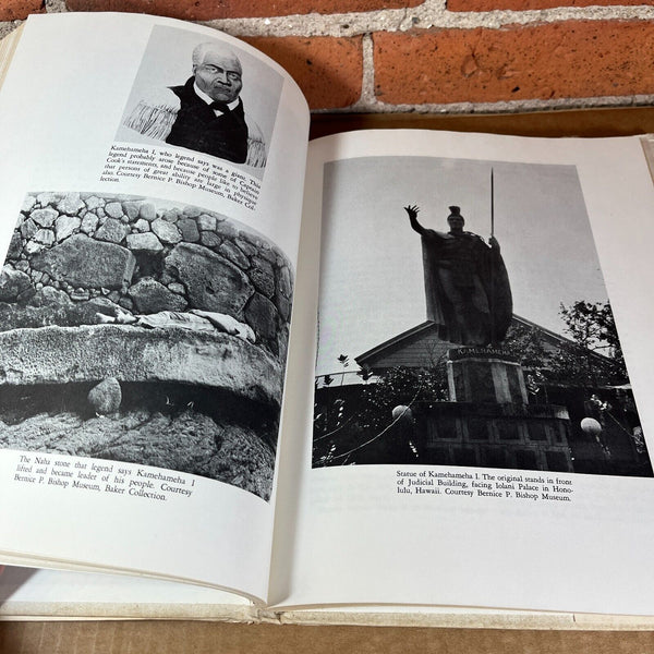 Giant: The Pictorial History of the Human Colossus Polly Jae Lee Hardback 1970